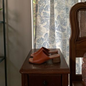 Caramel kitten mules